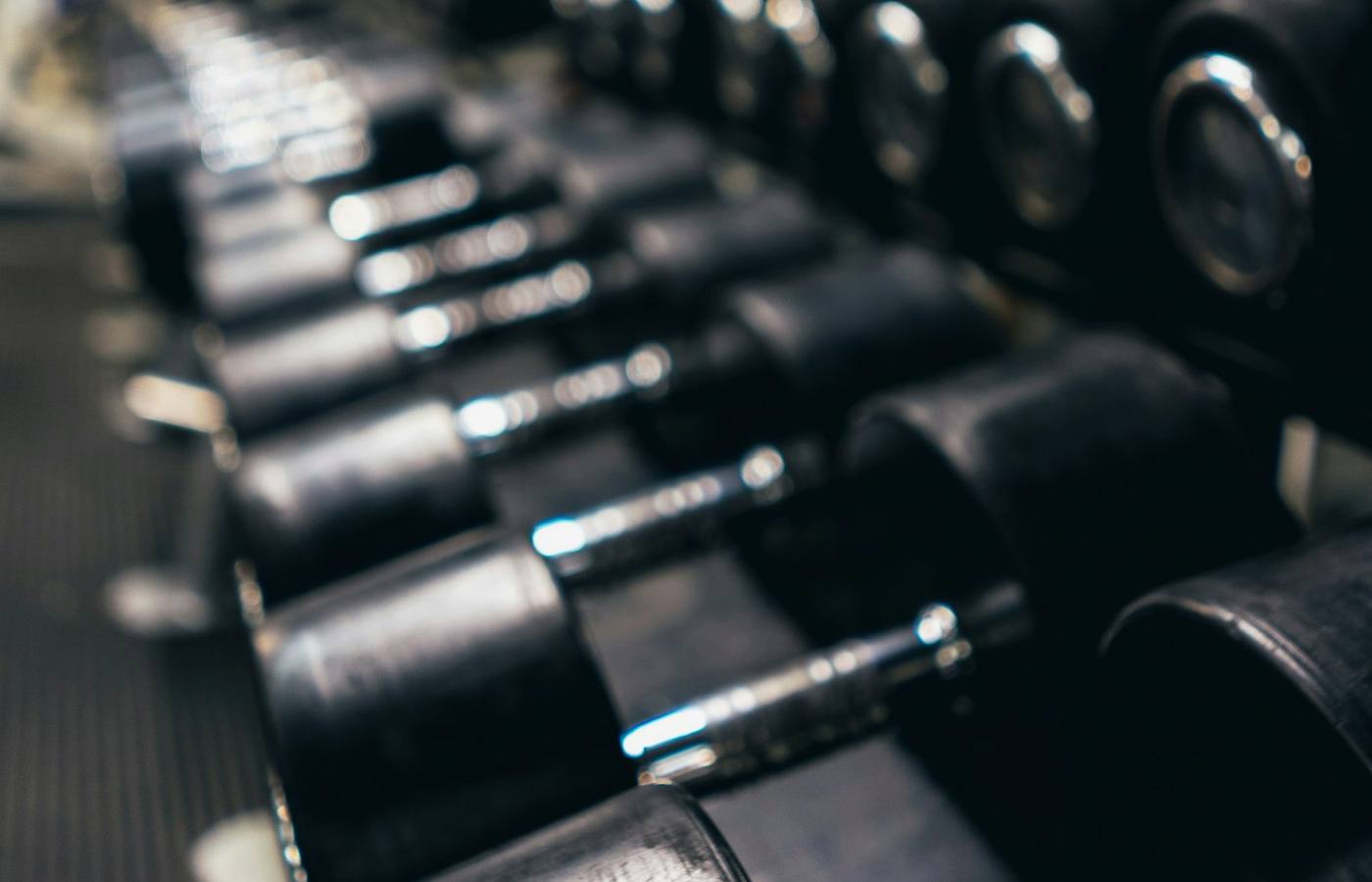 Žena cvičící ve fitness centru