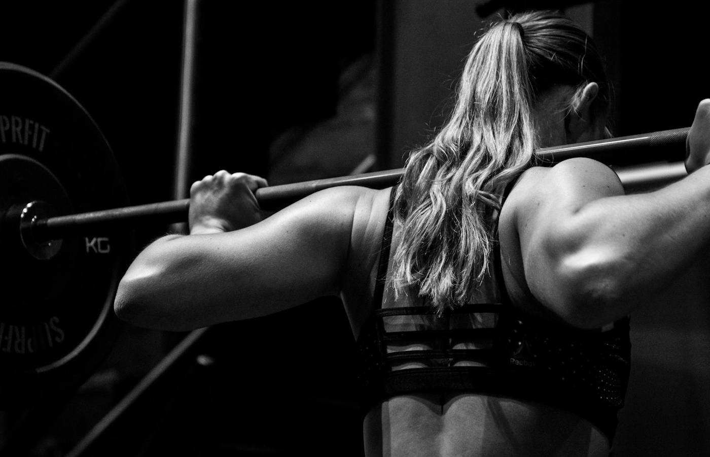 Interiér moderní posilovny s fitness vybavením
